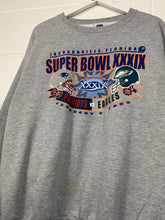 Load image into Gallery viewer, NFL - 05 PATRIOTS VS EAGLES SUPERBOWL CREWNECK - MEDIUM