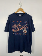 Load image into Gallery viewer, NCAA - UNIVERSITY OF ILLINOIS FIGHTING ILLINI T-SHIRT BLUE - MENS XL

