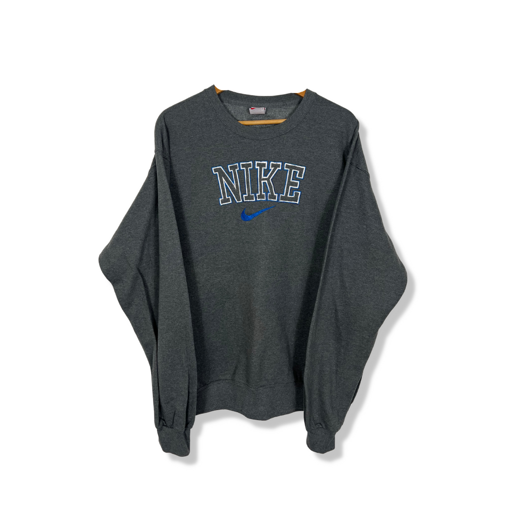 NIKE EMBROIDERED SPELL-OUT GREY CREWNECK - LARGE