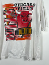 Load image into Gallery viewer, NBA - CHICAGO BULLS WHITE GRAPHIC T-SHIRT - FITS LARGE (BOXY FIT)
