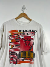 Load image into Gallery viewer, NBA - CHICAGO BULLS WHITE GRAPHIC T-SHIRT - FITS LARGE (BOXY FIT)
