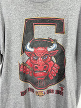 Load image into Gallery viewer, NBA - CHICAGO BULLS 5 PEAT RING GRAPHIC T-SHIRT - MENS LARGE OVERSIZED / XL
