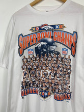 Load image into Gallery viewer, NFL - DENVER BRONCOS 1998 SUPER BOWL CHAMPS TEAM PHOTO - MENS LARGE
