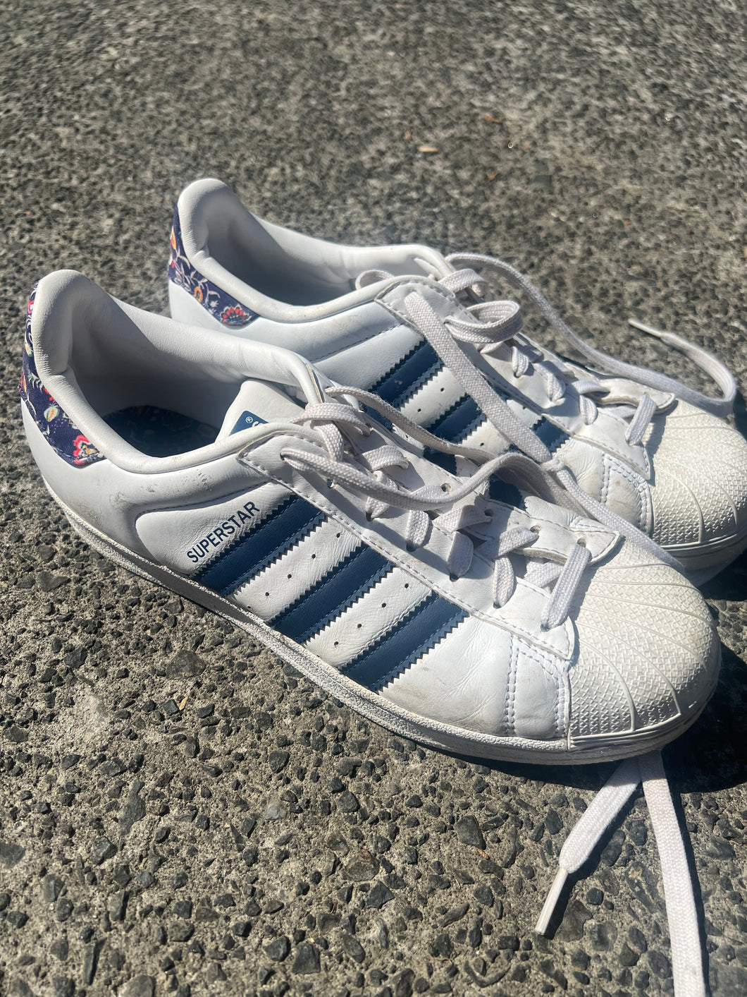 ADIDAS SUPERSTAR SHOES - US 8 1/2