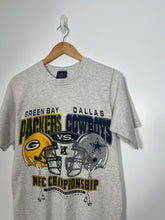 Load image into Gallery viewer, NFL - 1996 GREEN BAY PACKERS VS DALLAS COWBOYS T-SHIRT - SMALL ( SLIM )

