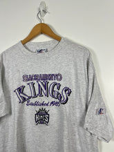 Load image into Gallery viewer, NBA - VINTAGE SACRAMENTO KINGS EMBRODIERED WHITE T-SHIRT - MENS XL OVERSIZED / 2XL
