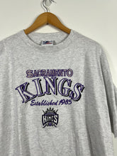 Load image into Gallery viewer, NBA - VINTAGE SACRAMENTO KINGS EMBRODIERED WHITE T-SHIRT - MENS XL OVERSIZED / 2XL
