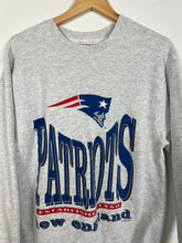 Load image into Gallery viewer, NFL - VINTAGE NEW ENGLAND PATRIOTS CREWNECK - SMALL / WOAMNS LARGE
