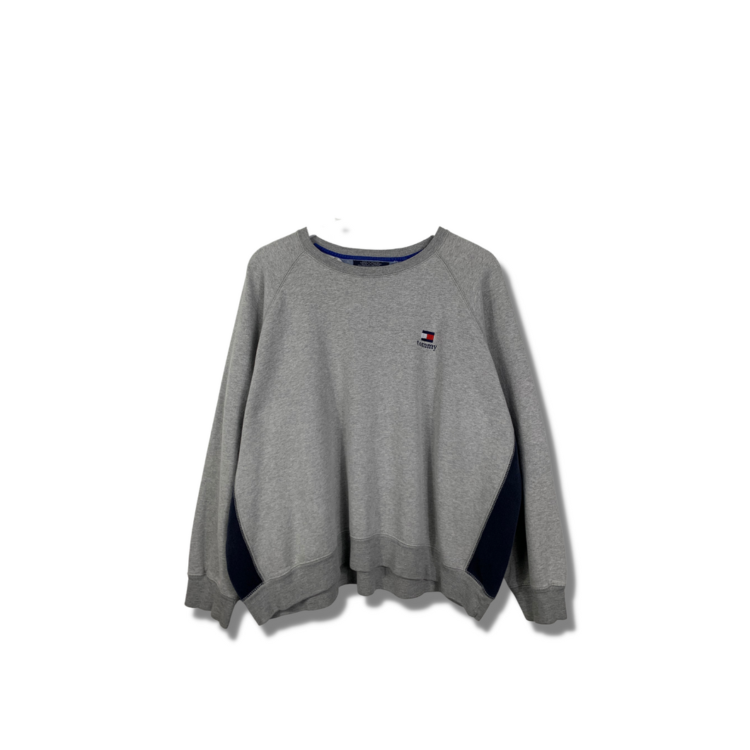TOMMY HILFIGER CREWNECK ( BOXY MEDIUM / LARGE )