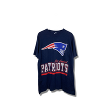 Load image into Gallery viewer, NFL - VINTAGE NEW ENGLAND PATRIOTS T-SHIRT - MEDIUM ( LONG )

