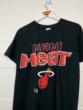 Load image into Gallery viewer, NBA - MIAMI HEAT GRAPHIC T-SHIRT - SMALL / YOUTH XL
