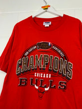 Load image into Gallery viewer, NBA - VINTAGE 1998 CHICAGO BULLS CHAMPIONSHIP T-SHIRT - LARGE OVERSIZED / XL
