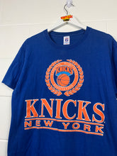 Load image into Gallery viewer, NBA - VINTAGE NEW YORK KNICKS T-SHIRT - MEDIUM / OVERSIZED

